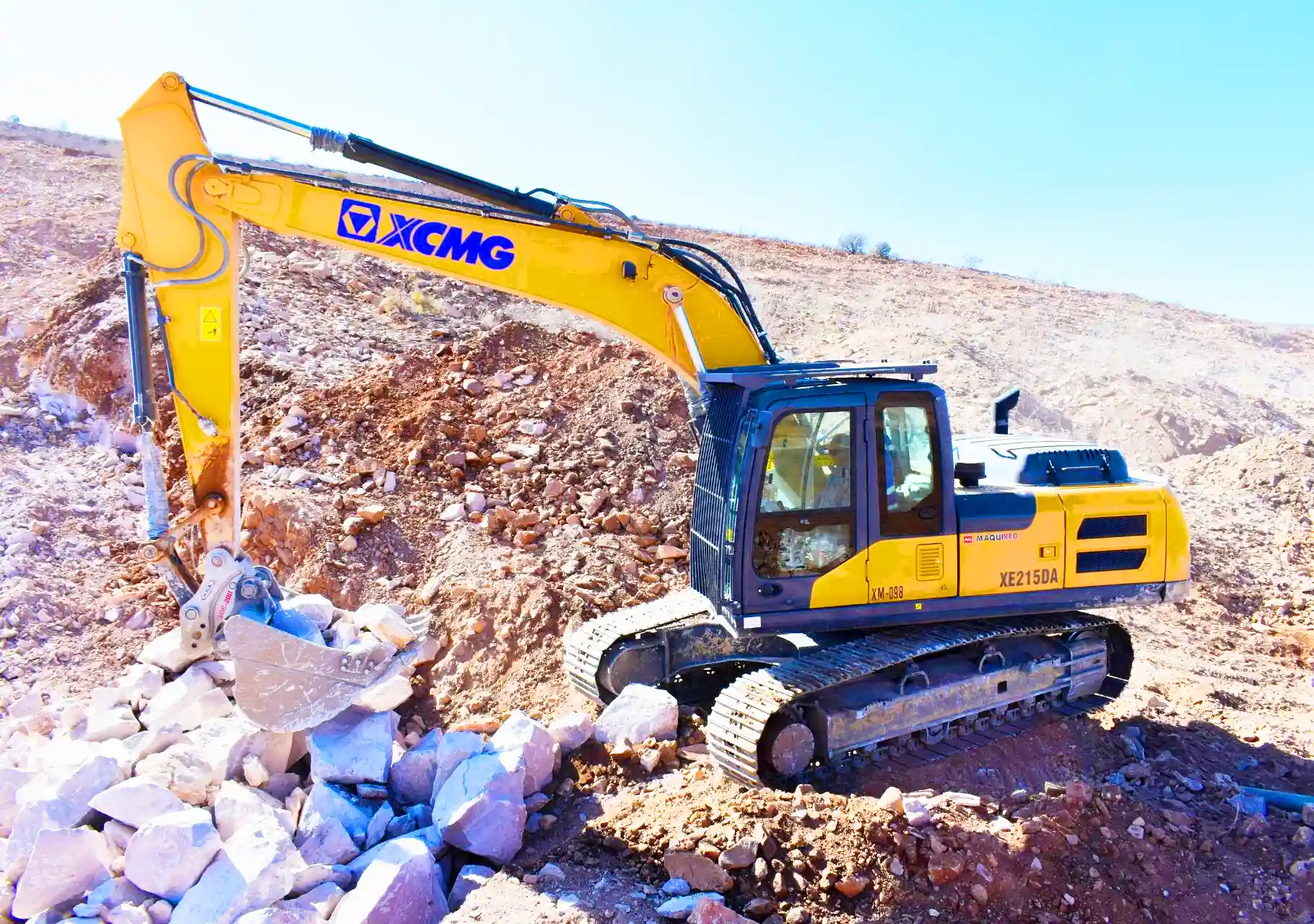 01 Excavadora XE215DA