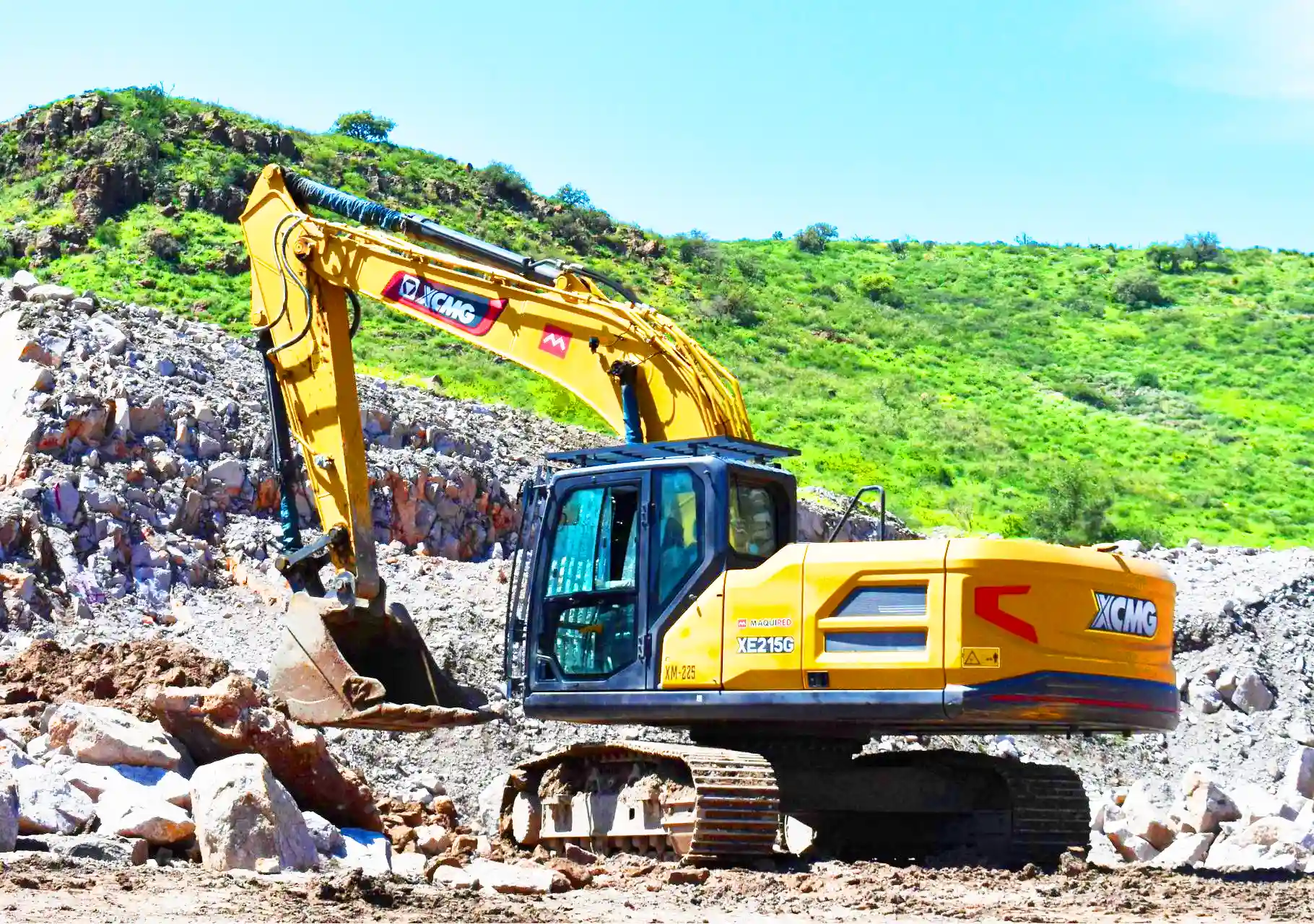 01 Excavadora XE215G
