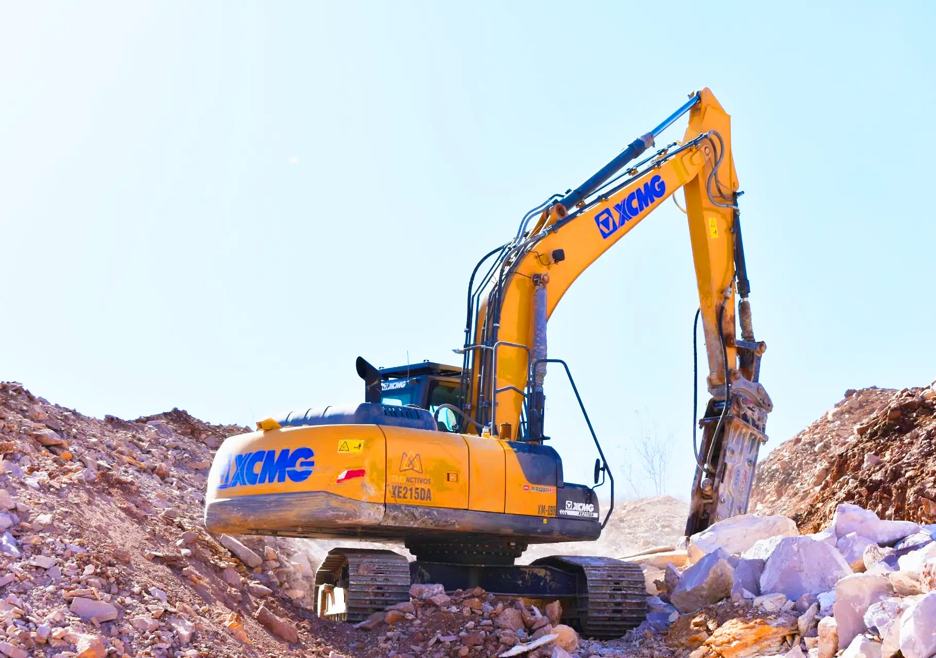 02 Excavadora XE215DA