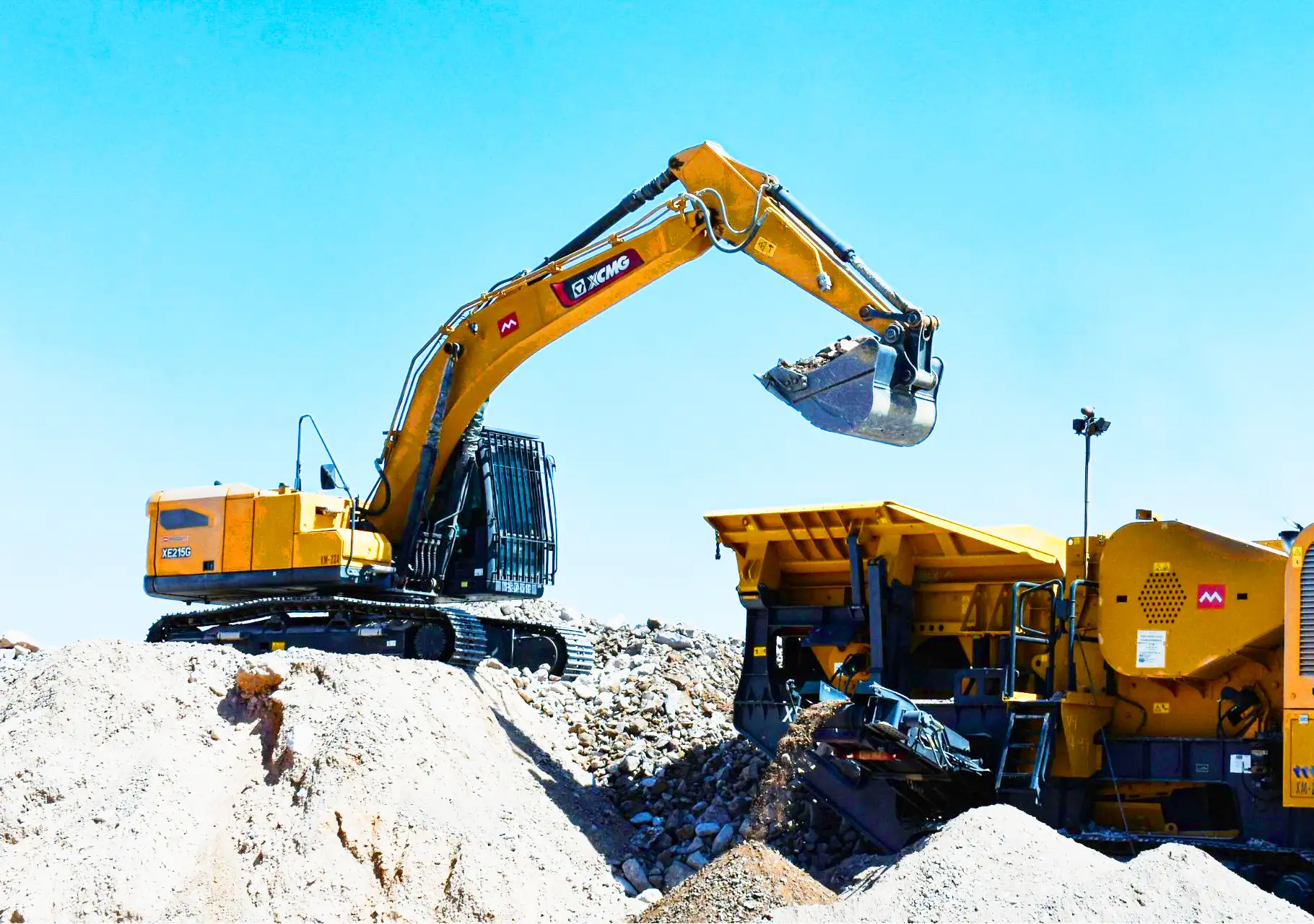02 Excavadora XE215G